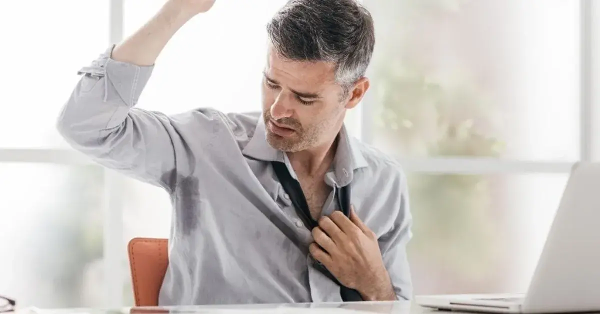 O que causa o mau cheiro nas axilas