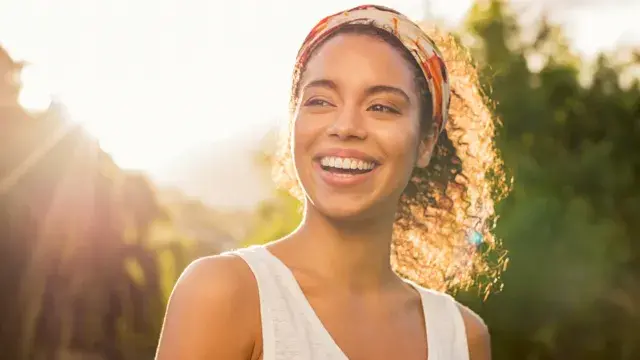 mulher ao ar livre relaxando e curtindo a natureza