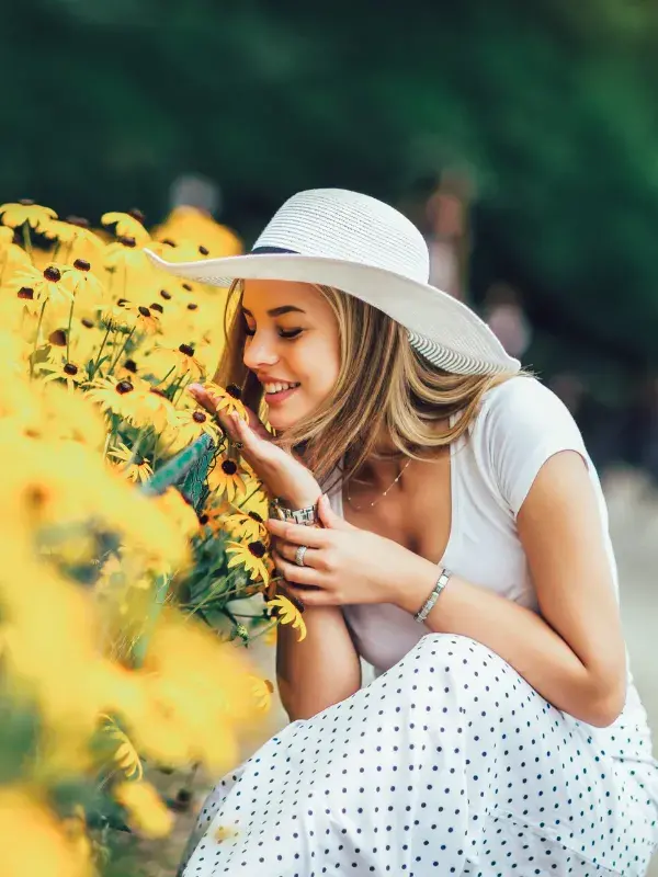 mulher sorrindo e feliz com flores